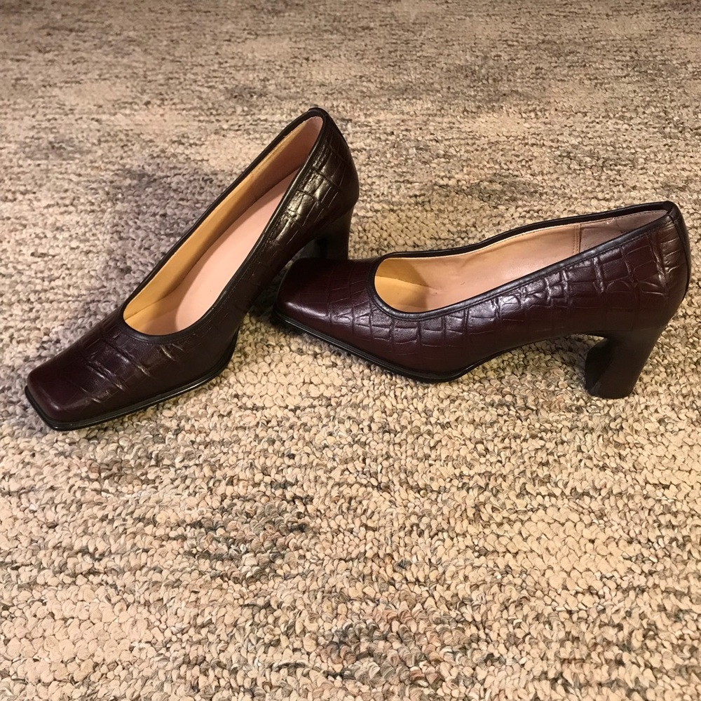 Anne Klein Box Toe Faux Alligator Pump Size 8M